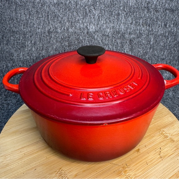 Le Creuset Qt #22 Cast Iron Dutch Oven Red